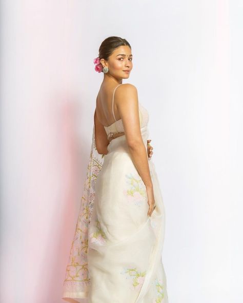 Photoshoot In Saree, Alia Bhatt Looks, Off White Saree, Alia Bhatt Photoshoot, Saree Poses, White Saree, Saree Photoshoot, Dress Indian Style, Stylish Sarees