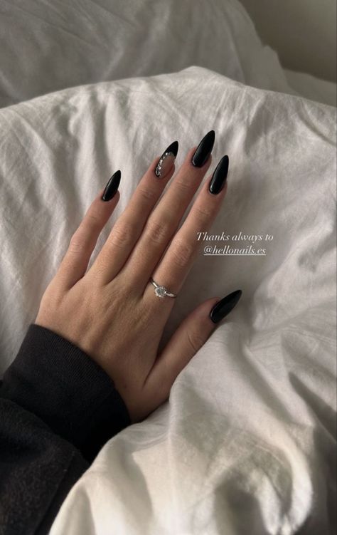 Nails art / uñas perfectas / perfect nails Classy Almond Nails, Graduation Nails, Edgy Nails, Casual Nails, Classy Acrylic Nails, Nails Only, Black Nail, Minimalist Nails, Prom Nails