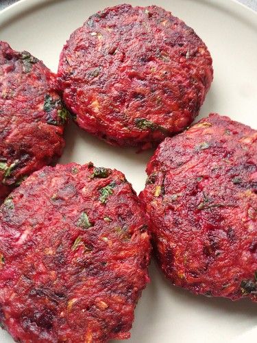 Raw Vegan Burger Recipe, Vegan Beet Recipes, Vegan Beet Burger, Beet Burger Recipe, Veggie Cake, Bruschetta Board, Baked Beetroot, Beetroot Burgers, Vegan Meat Recipe