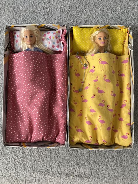 Barbie Bedding Set Diy, Barbie House Furniture, Barbie Sewing Patterns, Diy Barbie Clothes, Barbie Doll Clothing Patterns, Doll Furniture Diy, Barbie Dolls Diy, Diy Barbie Furniture, Dolls Clothes Diy