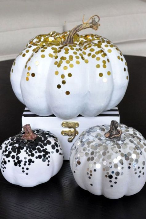 White Pumpkin Decor, Pumpkin Decorating Ideas, Fall Pumpkin Decor, Beautiful Pumpkins, Gorgeous Centerpieces, Faux Pumpkins, Pumpkin Centerpieces, Pumpkin Halloween Decorations, Velvet Pumpkins