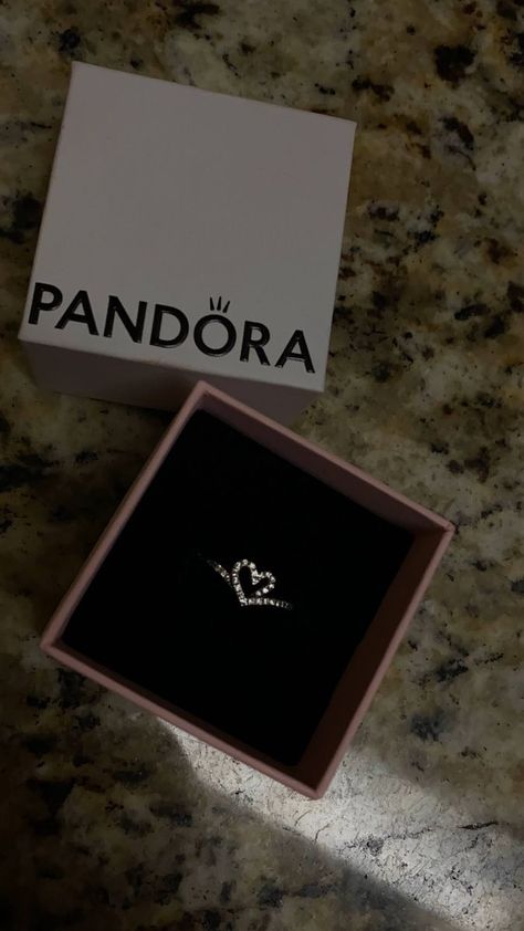 Pandora Bracelet Charms Ideas, Xoxo Jewelry, Cute Promise Rings, Girly Bracelets, Pandora Bracelet Designs, Pandora Rings, Jewelry Accessories Ideas, Pandora Bracelet Charms, Girly Accessories