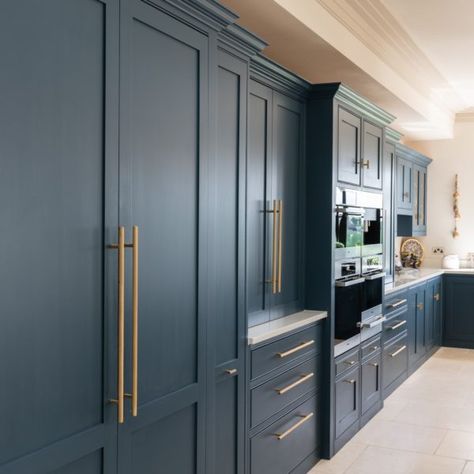 Introducing a Blue hue in the Kitchen from Farrow & Ball - Nicholas Bridger Hague Blue Kitchen, Farrow And Ball Inchyra Blue, Farrow And Ball Kitchen, Inchyra Blue, Stiffkey Blue, Oval Room Blue, Hague Blue, Blue Kitchen Cabinets, Shaker Style Kitchens