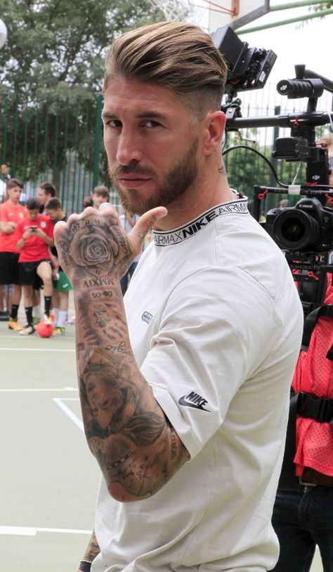 Sleeve Tattoo Men, Sergio Ramos Hairstyle, Ramos Haircut, Maluma Haircut, Soccer Players Haircuts, Mens Hairstyles With Beard, Tattoo Forearm, Cool Arm Tattoos, Men Haircut Styles