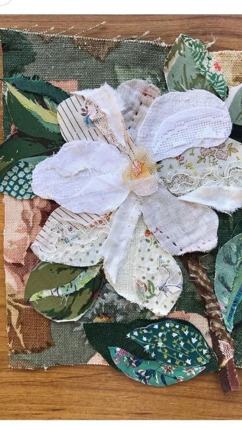 Wattle And Loop, Fleurs Diy, Scrap Fabric Crafts, Scrap Fabric Projects, Textile Art Embroidery, Textiles Artwork, Flower Quilts, Landscape Quilts, Slow Stitching