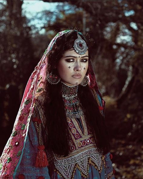 Hindu Clothing Women, Side Tikka, Afghan Art, Cultural Jewelry, Afghanistan Culture, Afghan Culture, Vintage Headpiece, Afghan Dress, Afghan Jewelry