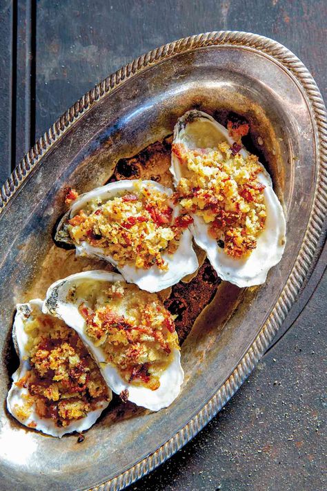 Oysters Rockefeller with bacon isn’t the classic with its mix of herbs and addition of smoky bacon. It’s better. And easy. With its buttery bread crumbs and sophistication, anything it lacks in tradition is more than made up for with sass and class. Oysters Casino, Oyster Dishes, Oysters Rockefeller Recipe, Oyster Rockefeller, Recipe With Bread, Recipes With Bacon, Rockefeller Recipe, Oysters Rockefeller, Grilled Oysters