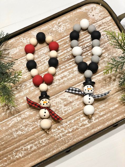 Homemade Ornament, Wood Garland, Diy Schneemann, Beads Decor, Wood Beads Diy, Farmhouse Beads, Blessing Beads, Wooden Bead Garland, Soyut Sanat Tabloları