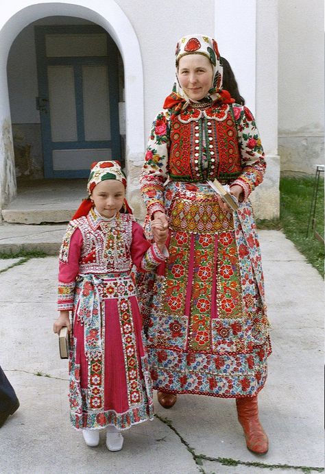 Hungarian Clothing, Hungarian Culture, Braided Chain Stitch, Costumes Around The World, Ethno Style, Hungarian Embroidery, Folk Clothing, National Costume, National Dress