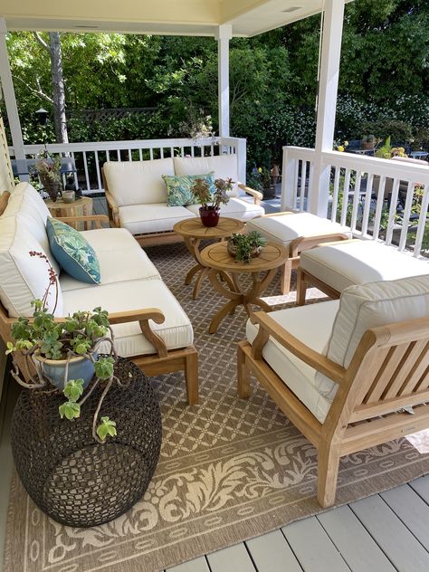 Southern Living Outdoor Patio, Narrow Porch Furniture Layout, Screened Porch Furniture, Porch Seating Ideas, Screened Sunroom, Porch Furniture Layout, Veranda Furniture, Screened In Porch Furniture, Small Back Porch