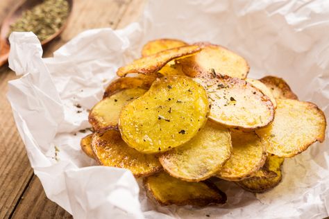 How to Make Perfectly Crispy and Healthy Potato Chips in the Microwave: Ready in 5 Minutes Healthy Potato Chips, Microwave Chips, Healthy Potato, Healthy Potatoes, Homemade Chips, Snack Craving, Chips Recipe, Crispy Potatoes, Fryer Recipes