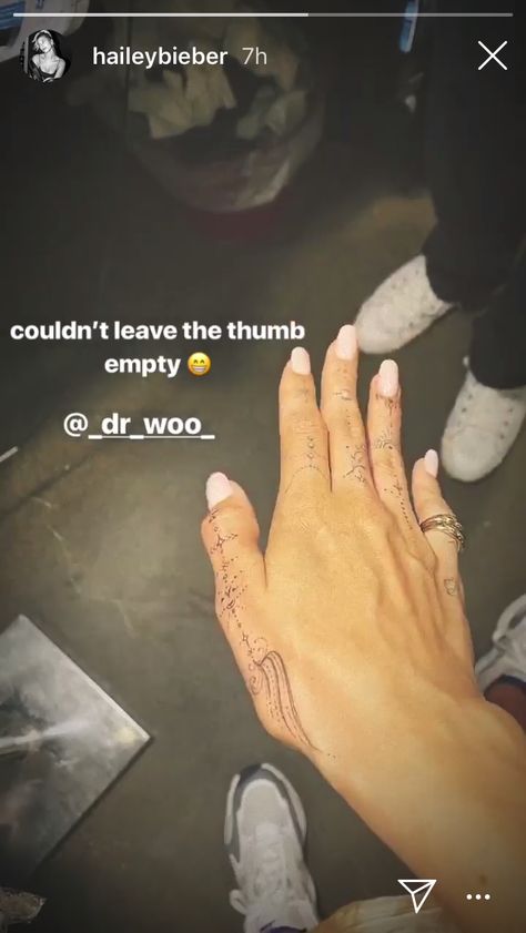 Hailey Bieber Finger Tattoos, Hailey Bieber Hand Tattoo, Hailey Bieber Tattoo, Hailey Baldwin Tattoo, Bieber Tattoos, Unique Tattoos Black Women, Justin Bieber Tattoos, Many Tattoos, Side Hand Tattoos