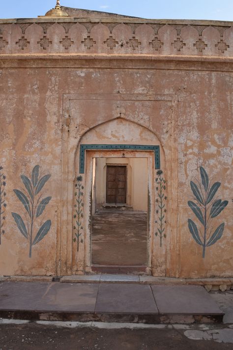 Painted walls in Jaipur, India Jaipur Wall Art, Drawing On Doors Ideas, Mural Hand Painted, Mural Pattern, Hand Painted Murals, Murals Home, Hand Painted Door, India Decor, Moroccan Ceiling