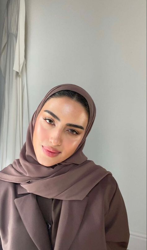 Qatari Women Fashion, Khaleeji Hijab Style, Masculine Features Woman, Arabic Hijab Style, Khaleeji Hijab, Dubai Fashion Women, Modest Aesthetic, Round Face Makeup, Corporate Women