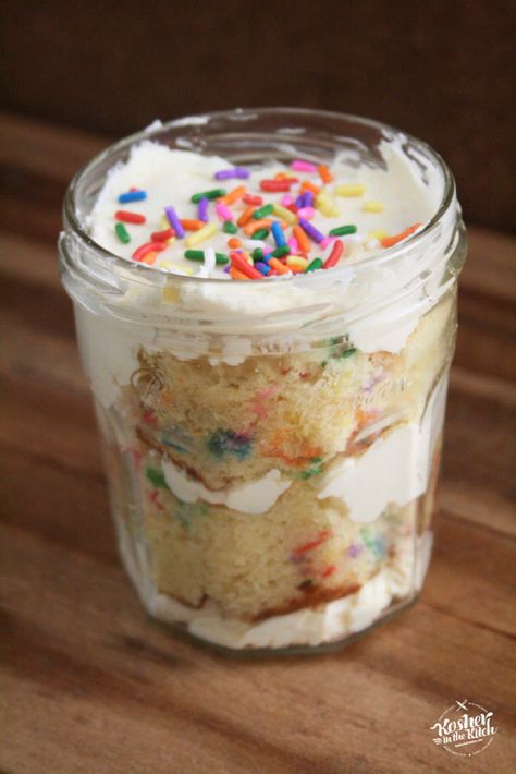 Birthday Cake In A Jar, Summer Picnic Desserts, Desserts In Jars, Mason Jar Cakes, Jar Desserts, Picnic Desserts, Mason Jar Desserts, Peach Pie Filling, Cupcake In A Jar