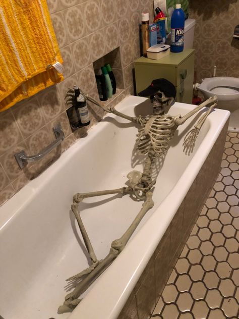 Bathtub Halloween Decoration, Skeleton Wallpaper Funny, Skeleton Laying Down, Halloween Bathtub, Skeleton In Bathtub, Skeleton Pfp, Skeleton Memes, Skeleton Swag, Skeleton Pics