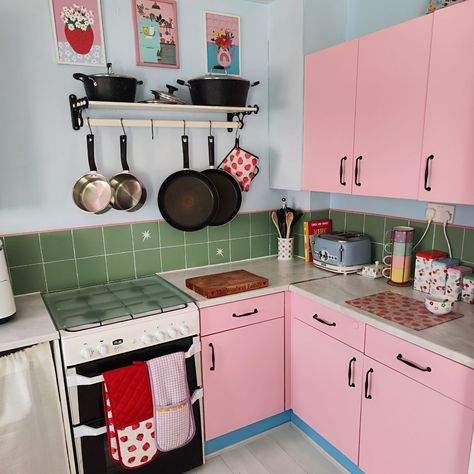 🍓 Vibes! Who else loves strawberry decor but doesn’t actually like strawberries 😂☝️ @livingwithmycolourfultrueself has a gorgeous pink kitchen and our strawberry chopping board has pride of place ❤️ Did you know you can shop by style on our site? Even better there is a fruit inspired collection - just click on the link in our bio and click shop by style. #strawberrydecor #fruitdecor #strawberrylover #funhomedecor #pinkkitchen Do you like strawberries? Dopamine Kitchen Decor, Pink Strawberry Kitchen, Pink And Red Kitchen, Dopamine Decor Kitchen, Strawberry Themed Kitchen, Strawberry Kitchen Decor, Fruit Kitchen Decor, Flat Inspiration, Strawberry Decor