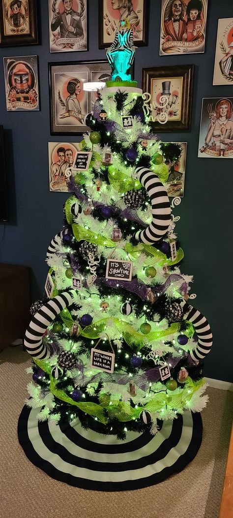 Big Wall Halloween Decor, Beetlejuice Christmas, Halloween Christmas Tree, Halloween Decor Diy, Scary Christmas, Nightmare Before Christmas Decorations, Spooky Christmas, Beetlejuice Halloween, Gothic Christmas