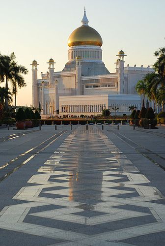 Bandar Seri Begawan . Brunei Brunei Mosque, Brunei Culture, Bandar Seri Begawan, Beautiful Mosque, Mosque Architecture, Beautiful Mosques, Art Food, Family Picture, Place Of Worship