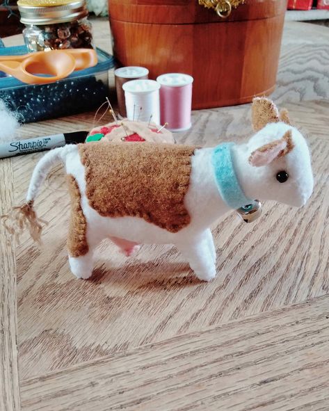 Cow Sewing, Cow Plushie Pattern, Felt People, Felt Cow Pattern, Cow Sewing Pattern, Felt Cow, Stuffed Cow Pattern Sewing Free, Cow Stuffed Animal, Diy Stuffed Cow Sewing Pattern