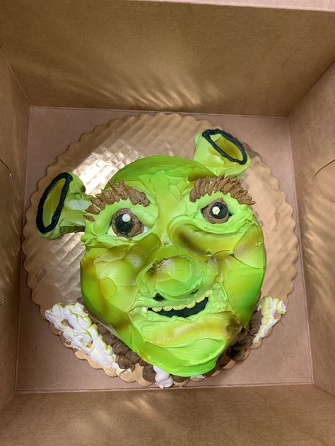 Shrek cake Ugly Cake Prank, Emo Shrek Cake, Fiona Cake Shrek, Shrek Cake Ideas, Cake Prank, Weird Funny Pictures Shrek, Shrek Happy Birthday Meme, Weird Cakes, Cursed Food