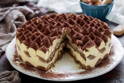 Ricetta TORTA TIRAMISU, ricetta perfetta per compleanno e feste Best Tiramisu Recipe, Flan Au Caramel, Italian Desserts Easy, Tiramisu Recept, Beaux Desserts, Italian Cuisine Recipe, Chocolate Cake Decoration, Tiramisu Recipe, Cheesecake Cupcakes