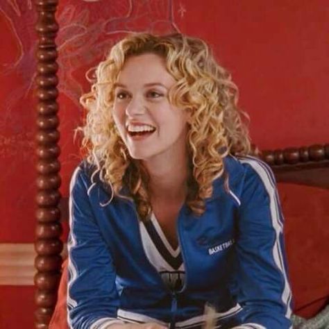 Hilarie burton as peyton sawyer on one tree hill One Tree Hill Peyton, Hp Marauders, 2000 Aesthetic, Hilarie Burton, Peyton Sawyer, Lucas Scott, Brooke Davis, Blonde Curls, Screen Caps