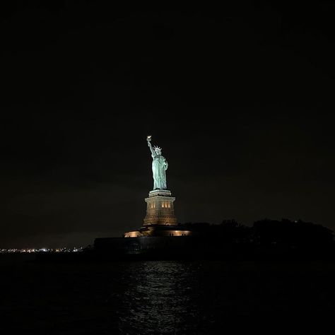 Jen Ceballos on Instagram: “💔” New York Gothic, Statue Of Liberty Aesthetic, Nyc Romantic, New York Photo Ideas, Model New York, Aesthetic Statue, Jen Ceballos, New York Statue, Living In New York City