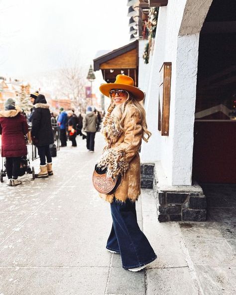 Kayla Bell | Western Fashion | Lifestyle on Instagram: "Apres Skijor ⛷️ 🤠 So far my first @skijorcanada has been a wild ride. I can’t wait for the second perf at 3 (it might include an outfit change 😉) Coat @abdconsignment Hat @hollyallenhats (@smithbilthats) Bag @highridge.honey Jeans @rockandrolldenim (code KBELL20) #skijor #skijorfashion #skijorstyle #apresski #apresskistyle #banff #banffcanada #banffsnowdays #westernfashion #westernlifeandstyle #westernchic #cowgirlchic #cowgirlhat #west