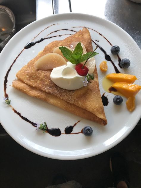 Crepes Plating Ideas, Crepe Plating Ideas, Crepe Plating, Pancake Plating, Apple Crepes, Peach Crepes, Chile Pasilla, Appetizer Display, Chocolate Crepes