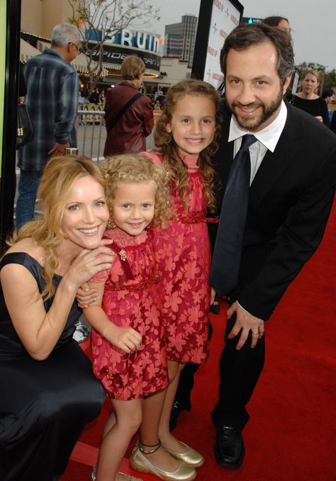 Pin for Later: Leslie Mann and Judd Apatow Might Just Have the Best Family Ever Leslie Mann And Judd Apatow, Iman And David Bowie Daughter, Judd Apatow, Leslie Mann, Cute Family Pictures, Cute Family, Real Life Stories, Feel Good, Photo Galleries