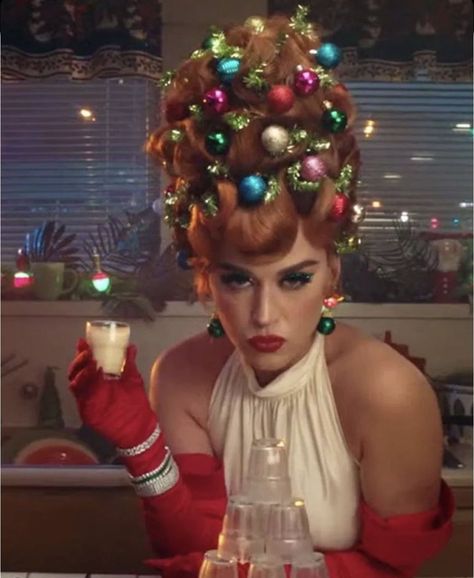 "A lovely thing about Christmas is that it’s compulsory, like a thunderstorm, and we all go through it together." Garrison Keillor Christmas Vogue, Bracelets Stack, Whoville Christmas, Kitsch Christmas, Christmas Pics, Wig Styling, Christmas Shoot, Vintage Pics, Christmas Costume