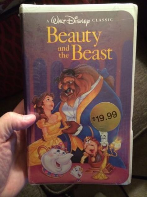 Got VHS tapes collecting dust on a shelf somewhere? Maybe you already reclaimed the space and they’re sitting in an attic long-forgotten. Vintage Toys 80s, Valuable Beanie Babies, Disney Vhs Tapes, Old Disney Movies, Vcr Tapes, Disney Gold, Lion King Movie, Disney Collector, Vhs Movie