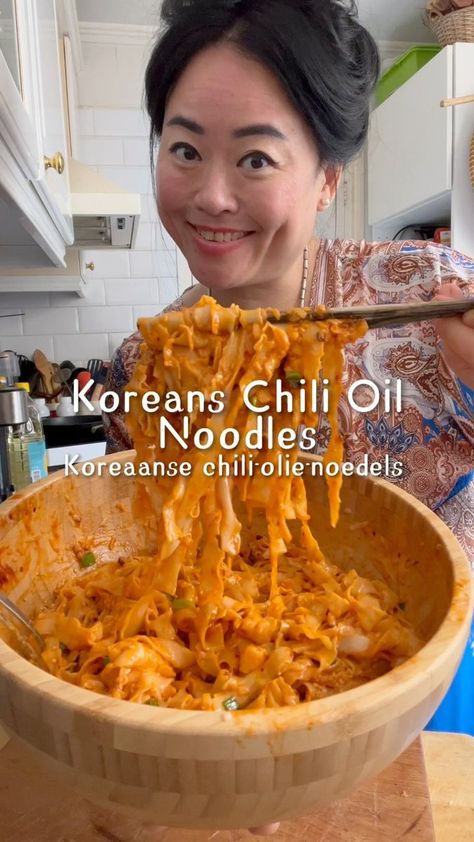 🌶️🍜Korean Chili Oil Noodles Cook Noodles about 3min, set aside1 tbsp Gochujang paste1,5 tbsp Peanut butter3 cloves garlic minced1tsp chili flakes1 tsp sugar1 tbsp soy sauce1 tbsp rice wine vinegar1/2 tsp chicken powderSpring onion Sesame seeds(Hot oil, Pour the oil over the noodles )#huibelanda #foodlover #foodies #foodvlogger #travel #travelvlogger #visitors #city #travelers #viral #viralfood #homemade #popular #tastes #dinerideas #recipes #food #dinnerideas #simple #easy #streetfood #koreans Chili Oil Noodles, Oil Noodles, Korean Chili, Rice Wine Vinegar, Chili Oil, Rice Wine, Hot Oil, Chili Flakes, Spring Onion