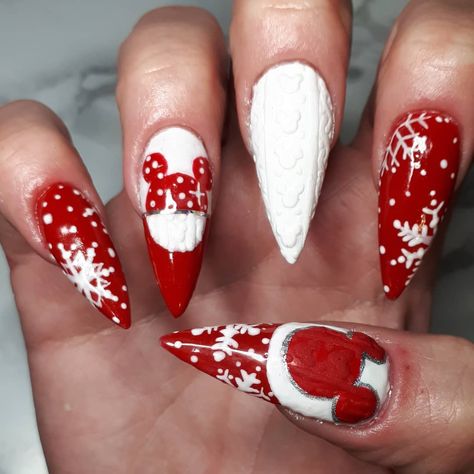 Christmas Mickey Nails, Mickey Christmas Nails, Mickey Mouse Christmas Nails, Disney Holiday Nails, Disney Christmas Nails Design, Christmas Disney Nails, Christmas Nails Cute, Disney Halloween Nails, Beginner Nail Designs