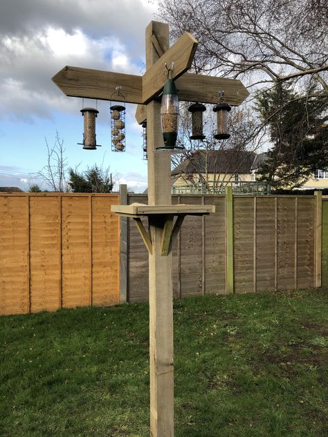 4x4 Bird Feeder Post, Bird House Pole Ideas, Diy Large Bird Feeder, Diy Bird Feeder Station, Bird Feeder Posts Diy Ideas, Wooden Bird Feeder Station Ideas, Bird Feeder Post Ideas, Bird Stands Diy Ideas, Bird Feeder Poles Ideas