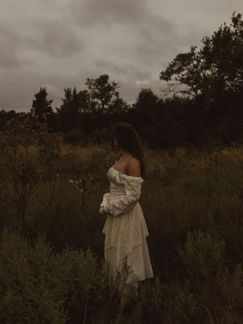 Storm Photoshoot Ideas, Moody Outdoor Photography, Girl Aesthetic Photoshooting, Fairy Woods Photoshoot, Outlander Photoshoot Ideas, Dark Outdoor Photoshoot, Moody Rain Photoshoot, Moody Vintage Photoshoot, Dark Fairycore Photoshoot