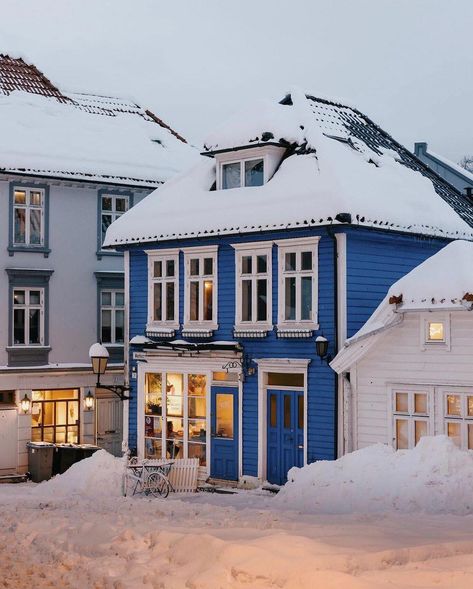 Winter House Aesthetic Exterior, Snowy Building, Norway House Interior, Norway Architecture, Norway House, Winter House Exterior, Norwegian House, Dreamy Photos, Winter Mood