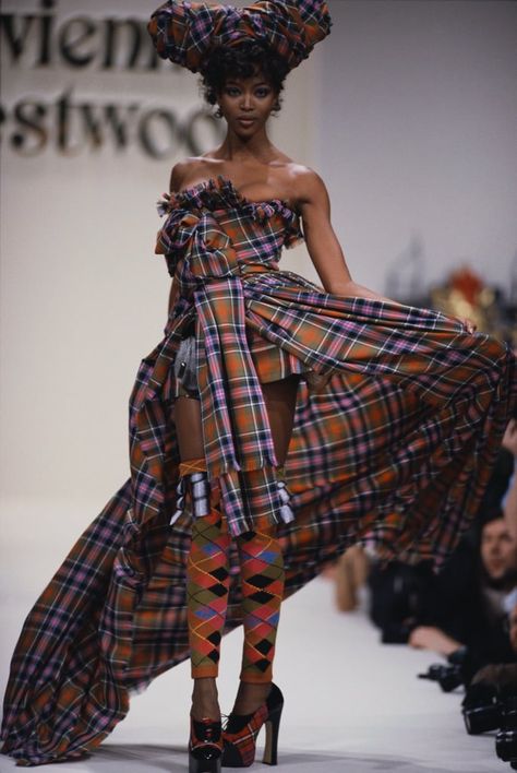 Vivienne Westwood Fashion, Punk Chic, Tartan Fashion, Vintage Runway, Moda Punk, 1990s Fashion, Christy Turlington, Mode Chic, Estilo Punk