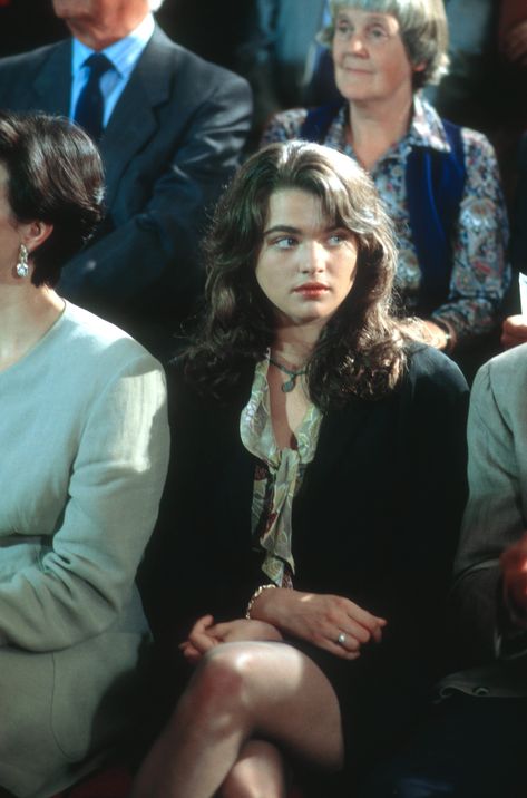 "Inspector Morse" / "Twilight of the Gods" ITV Network promotional still - January 20, 1993.  Rachel Weisz as Arabella Baydon. Rachel Weisz Aesthetic, Short Romantic Hairstyles, Rachel Weisz Outfits, Actresses In The 90s, Young Actresses Under 20, Rachel Weisz 90s, Rachel Weisz Hair, Rachael Weisz, Rachel Weisz Style