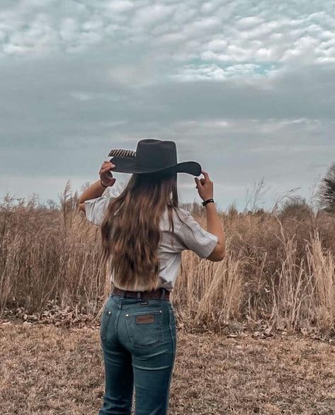 Foto Cowgirl, Aesthetic Blonde, Western Photoshoot, Country Girl Life, Cowgirl Style Outfits, Western Photography, Country Style Outfits, Cute Country Outfits