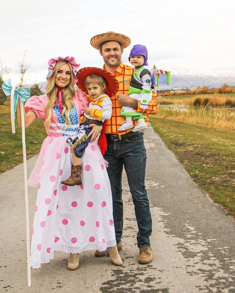 Family Costumes For 4, Disney Family Costumes, Family Themed Halloween Costumes, Toy Story Halloween, Halloween Camping, Themed Halloween Costumes, Toy Story Costumes, A Family Of Four, Diy Halloween Costumes Easy