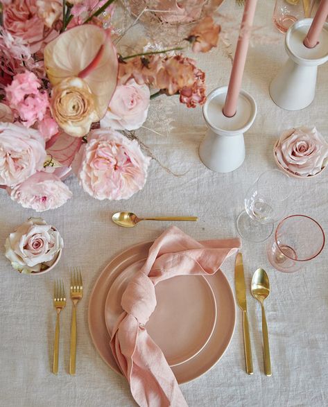 Pink Floral Tablescape, Pink Dinner Table Decor, Tablescape Themes, Brunch Galentines, Pink Dinner Party, Lunch Table Settings, Tea Party Table Settings, Pink Table Settings, Pink Tablescape