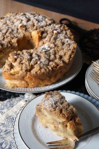 Sour Cream Apple Cake, Favorite Deserts, Tube Pan, Apple Crumb Cakes, Dessert Strawberry, Apple Crumb, Harvest Party, Apple Cake Recipes, Coffee Cake Recipes