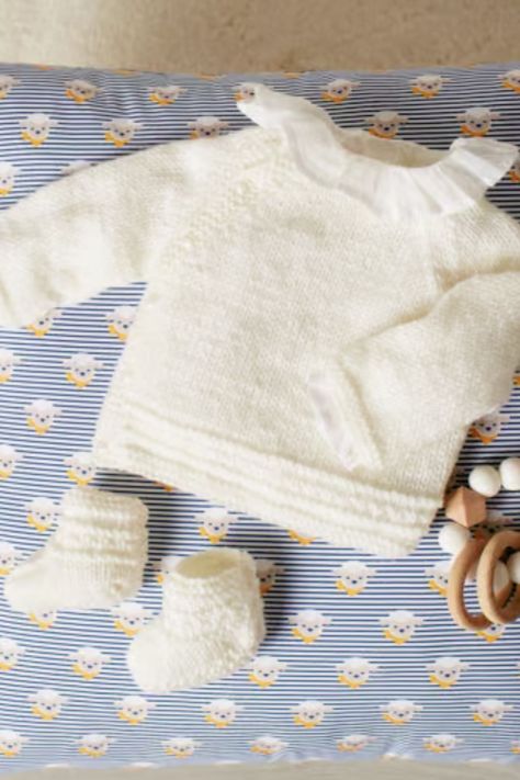 Adorable ensemble layette, blanc, composé d'une brassière et d'une paire de chaussons de 0 à 6 mois. Garter Stitch, Soft And Gentle, Knitting Needles, Pearl White, Newborn Baby, Free Pattern, Stockings, France, Knitting