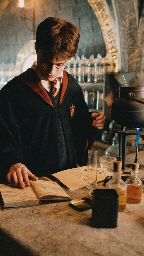 harrypotter, aesthetic, wallpaper, dark academia, light academia, chemistry, alchemy, lab Social Media Au, Harry Potter Ron And Hermione, Felix Felicis, Glume Harry Potter, Daniel Radcliffe Harry Potter, Buku Harry Potter, Harry Potter Icons, Harry Potter Images, Images Harry Potter