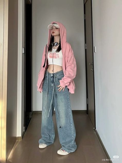 If you like grunge aesthetics outfits, this is the perfect blog for you, a blog where you will find a cute compilation of Grunge Aesthetic Outfits Ideas (Link in Image) ✨🌚✨ * * * * Disclaimer: *** Images are not mine. Credit in descriptions if known. All the credit goes to the picture owner. Thanks ❤️❤️ *** Feminine Hip Hop Style, Pink Streetwear Outfit, Look Hip Hop, Aesthetics Outfits, Grunge Aesthetics, Dancers Outfit, Aesthetic Outfit Ideas, 2000s Fashion Outfits, Hip Hop Outfits