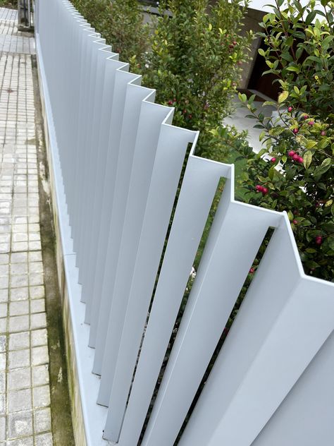 Wall Railing, Aluminium Cladding, Balcony Railing Design, Compound Wall, Modern Backyard Landscaping, Boundary Walls, Sliding Gate, Aluminum Fence, Metal Fence