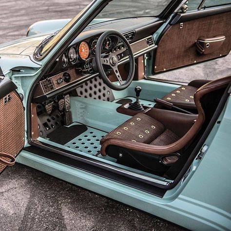 Inside the Singer Mountain View Porsche. Car Decorations Interior, Vw Caddy Mk1, Kereta Sport, Singer Porsche, Singer Vehicle Design, Fiat 126, Cars Porsche, Unique Vehicles, Vw Mk1