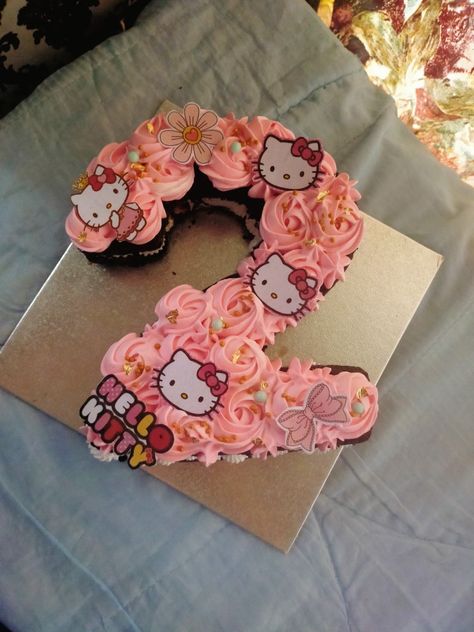 Diy Hello Kitty Cake, Hello Kitty Number Cake, Hello Kitty Birthday Cakes, Number Cake Ideas, Cupcake Numbers, Hello Kitty Cake Ideas, Kek Birthday, Hello Kitty Invitations, Kitty Ideas